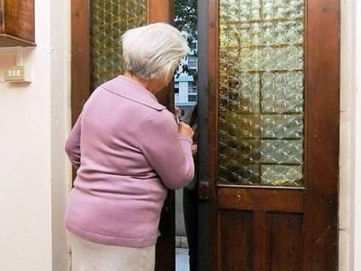 Truffa da migliaia di euro a una anziana, la polizia arresta un 17enne