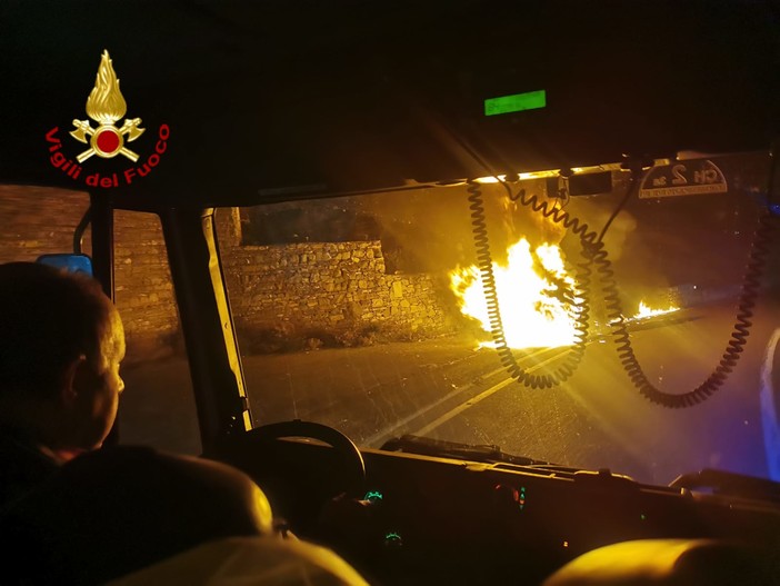 Auto avvolta dalle fiamme, momenti di paura su capo Berta: intervento dei vigili del fuoco (foto)