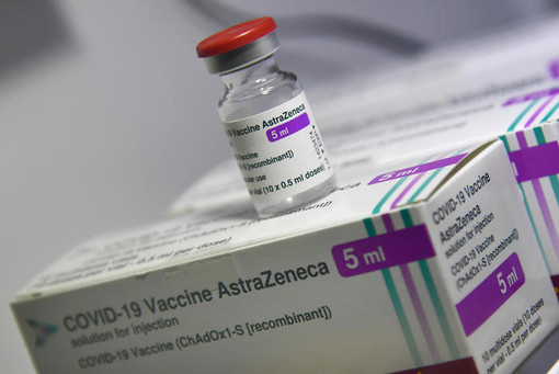 Coronavirus, 18enne vaccinata con AstraZeneca ricoverata al San Martino per una trombosi