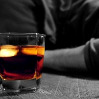 Oggi è la 'Giornata della prevenzione dall'alcolismo', in provincia circa 600 casi conclamati e 120 patenti ritirate al mese