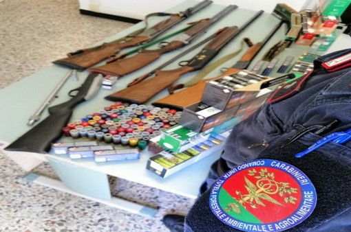 Taggia: 62enne bracconiere sparava di notte, in casa fucili e munizioni illegali in una stanza dell'orrore