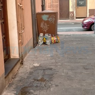 Imperia: immondizia abbandonata e ubriachi che urinano in vico Costanzo, la protesta dei residenti (Foto)