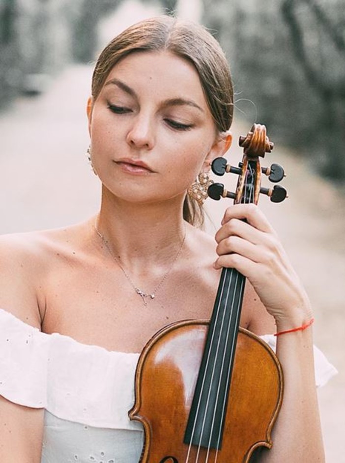 La violinista Daria Nechaeva protagonista del concerto dell'Orchestra Sinfonica nella Sala Privata del Casinò di Sanremo