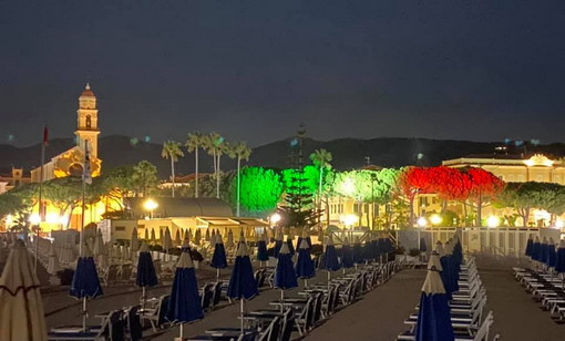 Diano Marina: con la luce per illuminarla di tricolore e l'inno nazionale è terminata ieri la giornata della 'Vespucci' (Foto e Video)