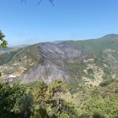 Ecco come si presenta oggi la montagna dopo l'incendio di ieri (sotto le foto dello spegnimento)