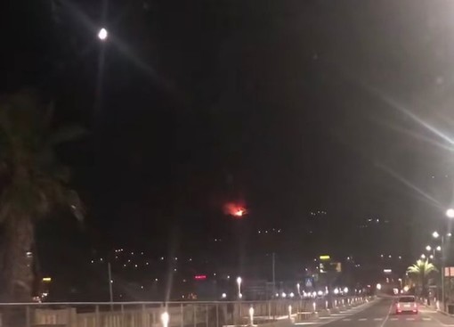 L'incendio in zona capo Berta visto da Diano Marina (foto da video su Facebook)