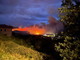 Continua a bruciare l'entroterra albenganese: ripresi i lanci aerei, una settantina le persone evacuate (Foto e Video)