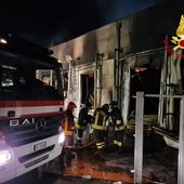 Taggia: ancora al lavoro i pompieri per l'incendio alla Marr, il timore per il crollo della soletta (Foto)
