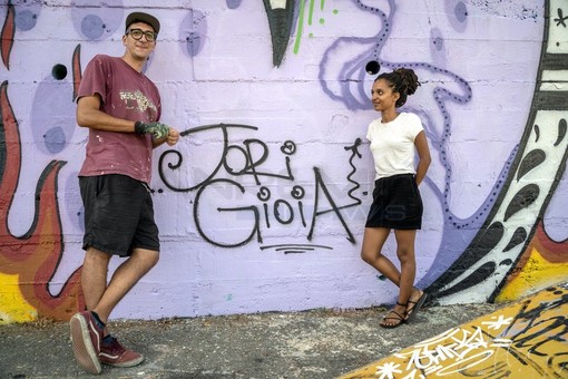 Graffiti in provincia di Imperia: il racconto di Jori e Gioia, street artist che abbelliscono i muri della riviera dei fiori (Foto e video)