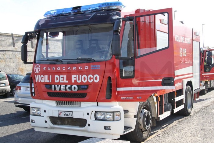 Perdita da fusti di prodotti chimici su un camion nella zona di Andora sulla A10: intervento dei Vigili del Fuoco