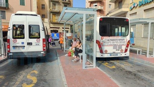 Autobus strapieni, nessun controllo e poche Ffp2: la denuncia di un nostro lettore da un bus Imperia-Sanremo