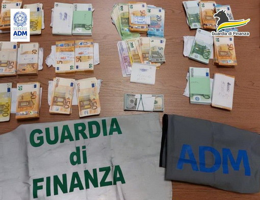 12.000 euro al Casinò di Montecarlo non dichiarati: britannico fermato all'aeroporto di Villanova Albenga