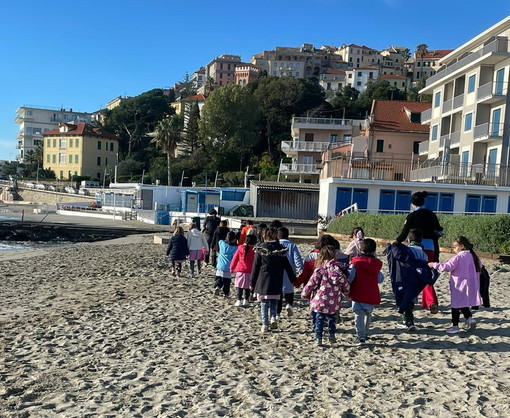 Imperia: gli alunni della scuola dell'Infanzia di piazza Roma oggi a lezione per imparare il mare (Foto)