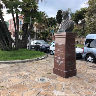 Imperia: vandalizzata la statua di Manuel Belgrano, un lettore &quot;Chi sporca la memoria, sporca il futuro&quot;