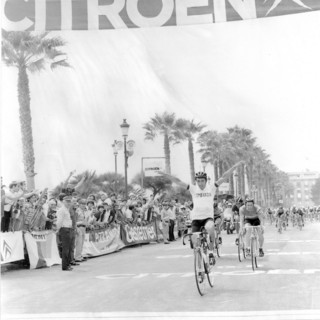 Ettore Semeria sull'arrivo della 1° tappa del 10° Giro d'Italia Dilettanti conclusasi sul lungomare di Borgo Peri il giorno 12 giugno 1979