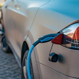 Italia, ci sono sempre più auto elettriche: quali sono i costi e i consumi delle e-car