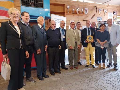 Da AIDO e Comitato San Giovanni donato defibrillatore alla struttura di tiro con l'arco e rugby di Regione Baitè