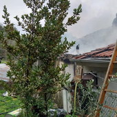 Diano Borganzo: incendio al tetto di un'abitazione, copertura distrutta ma nessun residente ferito (Foto)