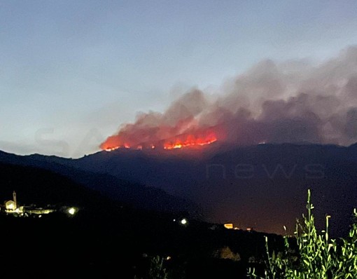 Bruciano ancora i boschi di Montalto-Carpasio: un'altra notte di lavoro per Vigili del Fuoco e volontari (video)