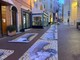 &quot;Basta cicche di sigaretta per terra&quot;, via San Giovanni tappezzata di mozziconi d'autore (foto e video)