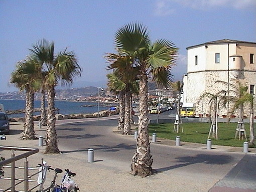 Santo Stefano al Mare: si 'imbarca' il pavimento di piazza Baden Powell, serve un prato artificiale per l'estate