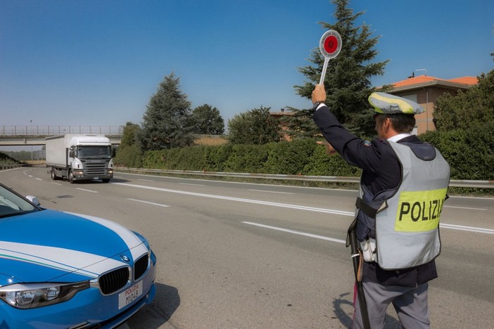 Imperia: georgiano 33enne con documenti falsi sull'autostrada, arrestato dalla Polizia Stradale