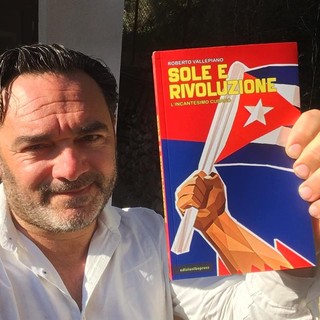 Lo scrittore Roberto Vallepiano al Salone Internazionale del Libro di Torino per presentare la sua ultima opera 'Sole e Rivoluzione'