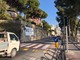 Imperia, posizionato il nuovo semaforo di fronte a villa Faravelli: sarà attivo tra pochi giorni (foto)