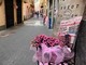 Imperia, i commercianti in festa per il passaggio del Giro d'Italia: via dell'Ospedale si tinge di rosa (foto)
